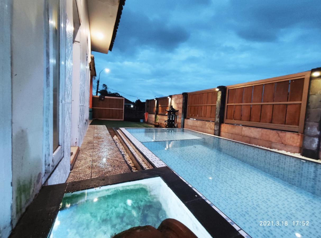 Puncak Pinus And Pool Villa Batu  Exterior photo